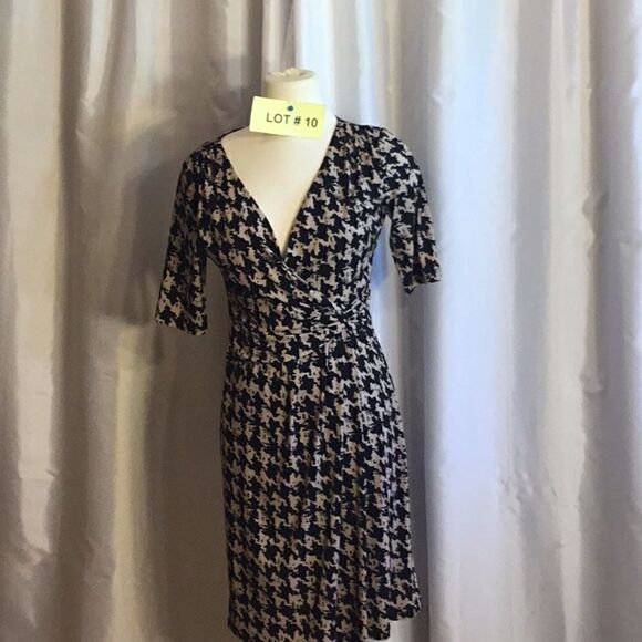 V neck dress in size 6 by RONNI NICOLE in black & tan - Picture 2 of 13